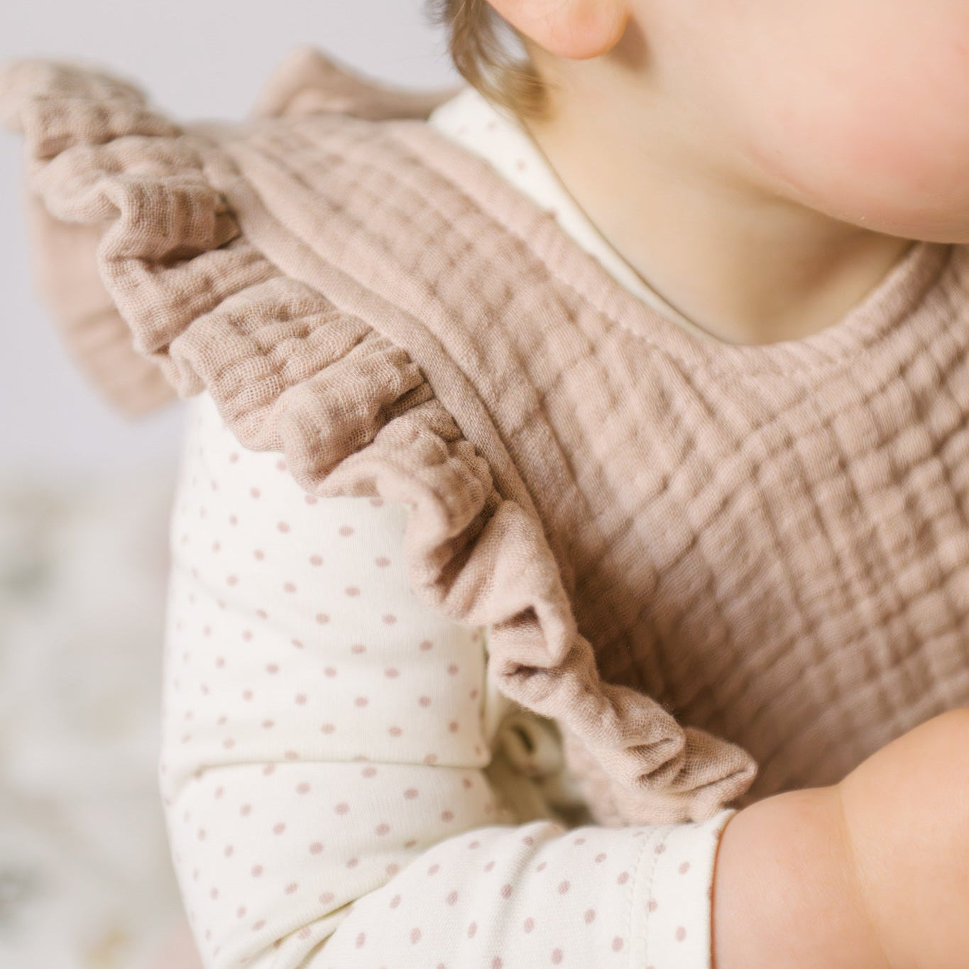 baby muslin ruffle bib set of 2 fawn & sienna