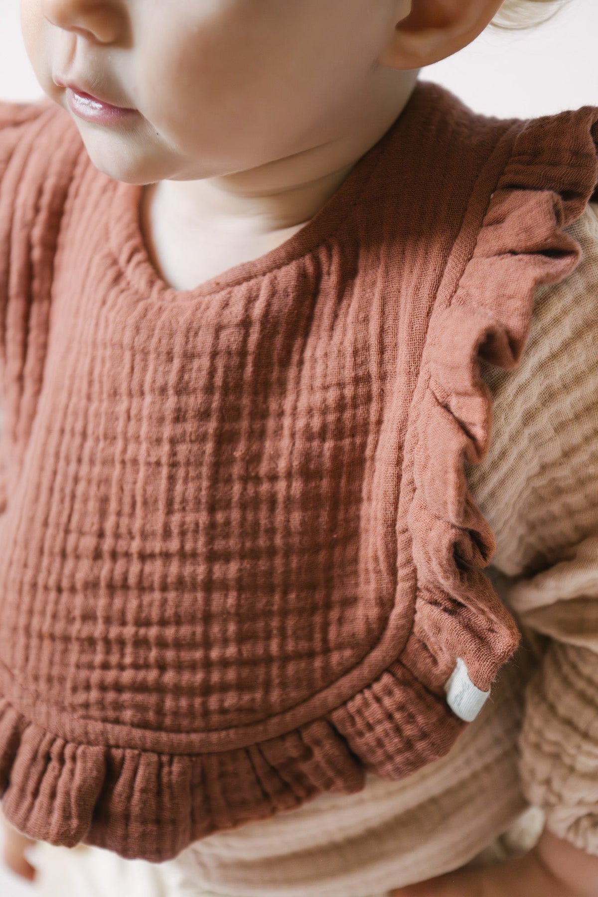 baby muslin ruffle bib set of 2 fawn & sienna