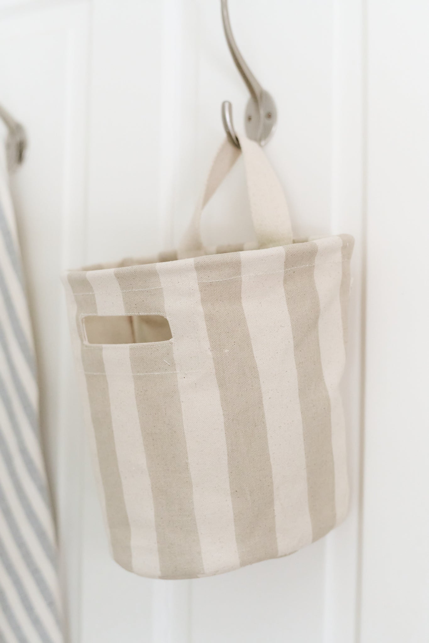 hanging basket taupe
